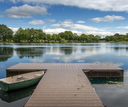 Rowing boat on jetty at spectacular Pearl Lake