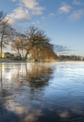 Winter sunrise at Pearl Lake Country Holiday Park, Herefordshire