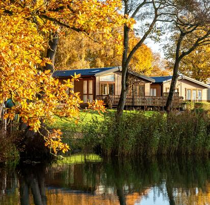 Spectacular autumn colours at Pearl Lake