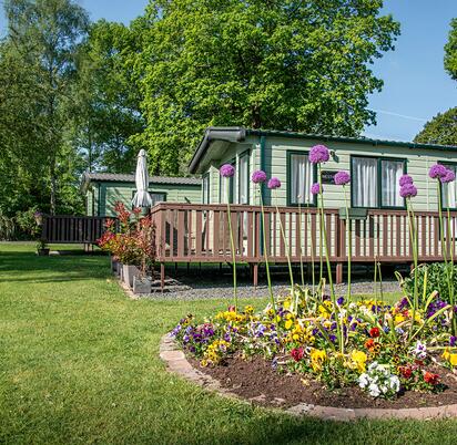 5 star caravan holiday home park with golf course, Pearl Lake, Herefordshire.