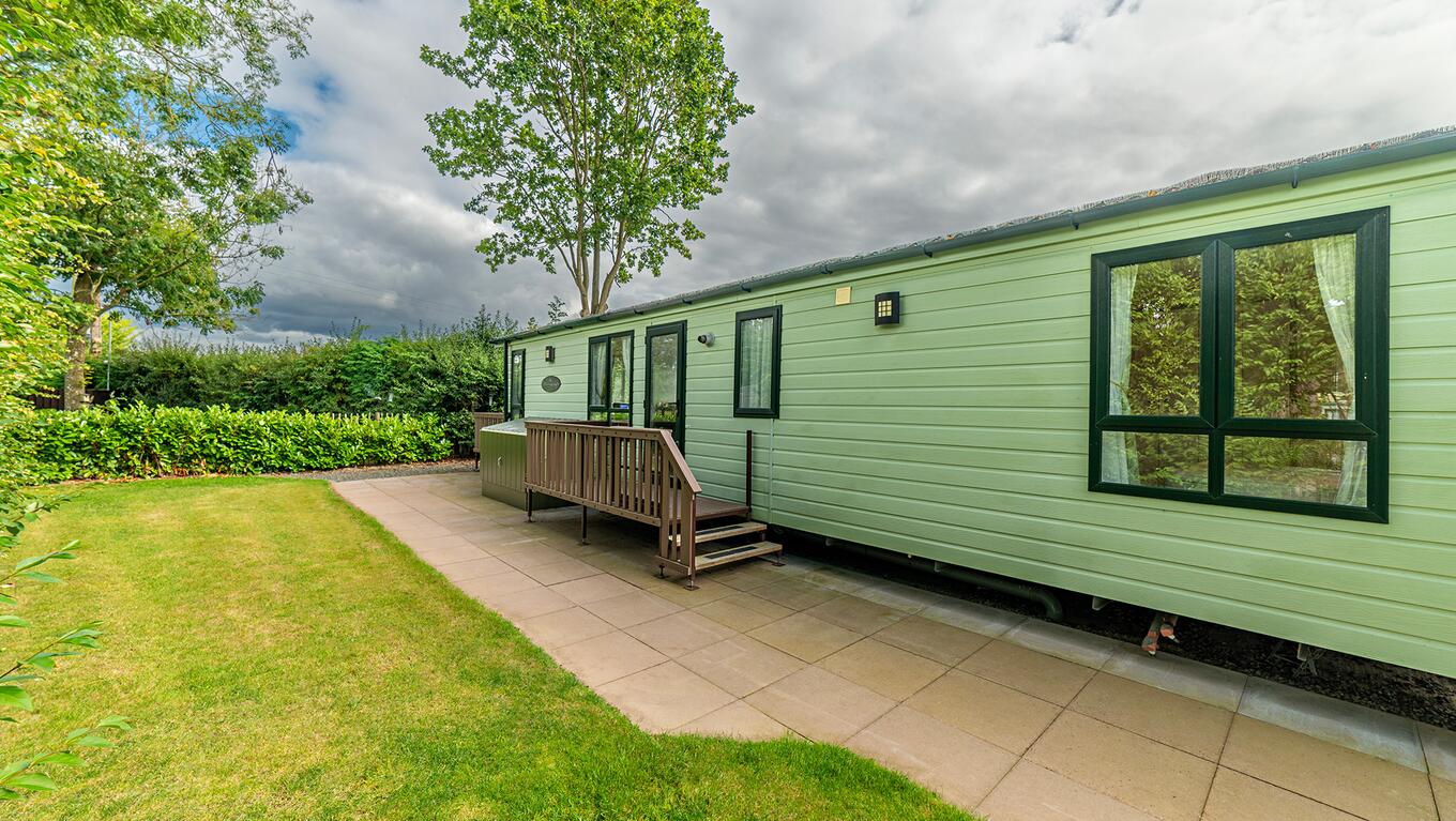 Holiday home for sale on 5 star caravan park with golf and fishing